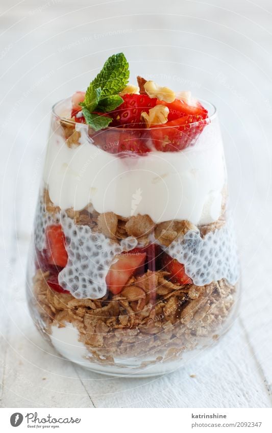 Chia Pudding Erdbeerparfait mit griechischem Joghurt und Nüssen Frucht Dessert Frühstück Diät Glas rot weiß Beeren Müsli Samen Molkerei Feinschmecker