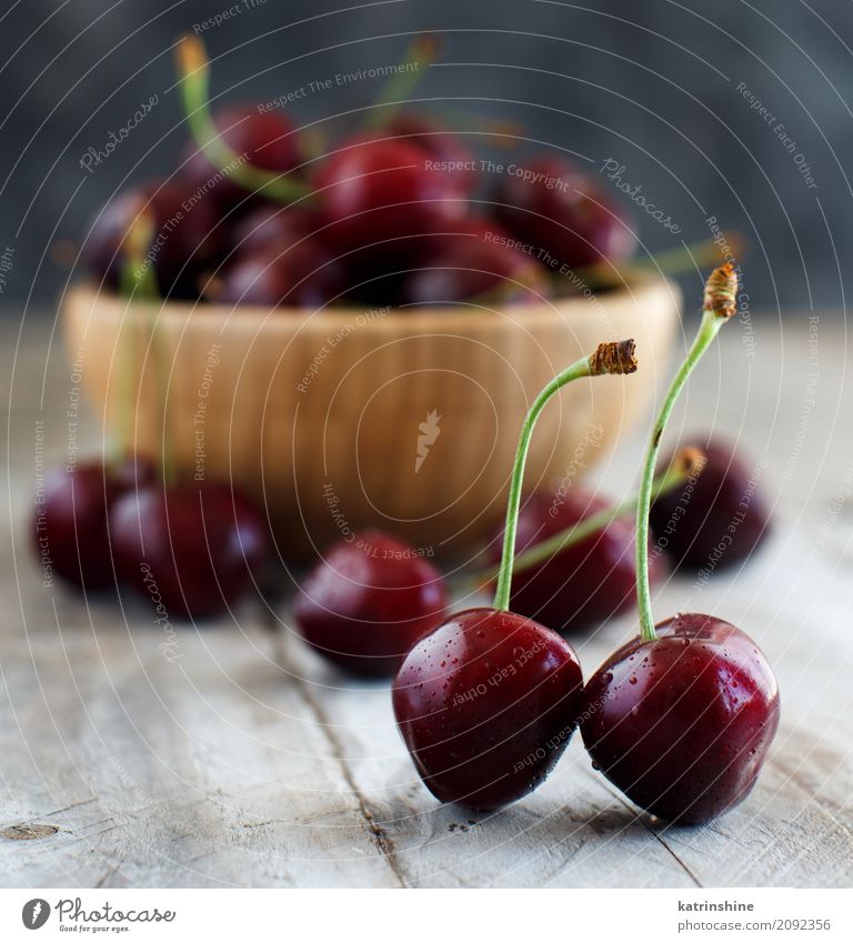 Rote Kirschen in einer Schüssel auf einem alten hölzernen Hintergrund Frucht Dessert Ernährung Vegetarische Ernährung Diät Schalen & Schüsseln Sommer Tisch