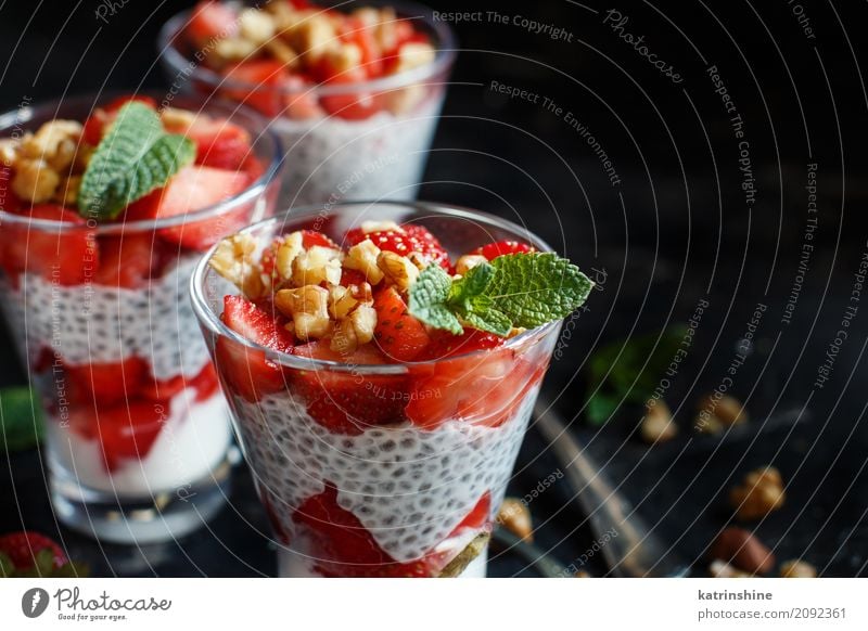 Chia Pudding Erdbeerparfait mit griechischem Joghurt und Nüssen Frucht Dessert Frühstück Diät Glas Löffel rot weiß Beeren Müsli Samen Molkerei Feinschmecker