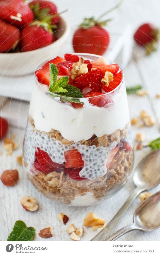 Chia Pudding Erdbeerparfait mit griechischem Joghurt und Nüssen Frucht Dessert Essen Frühstück Diät Schalen & Schüsseln Löffel rot weiß Beeren Müsli Samen