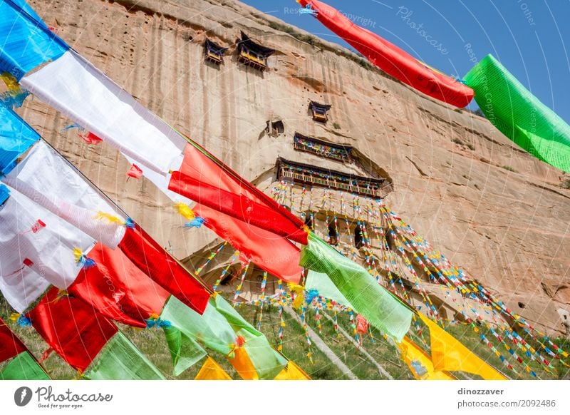 Mati Si-Tempel mit bunten betenden Flaggen, China Meditation Ferien & Urlaub & Reisen Tourismus Kultur Felsen Gebäude Architektur Denkmal Fahne alt historisch