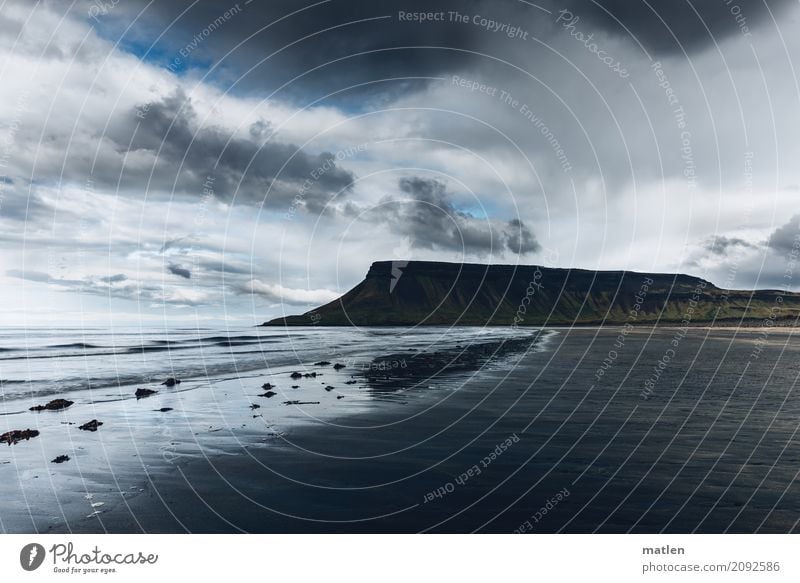 Traumstrand Natur Landschaft Sand Himmel Wolken Horizont Frühling Schönes Wetter Felsen Berge u. Gebirge Gipfel Wellen Küste Strand Bucht Meer Insel dunkel