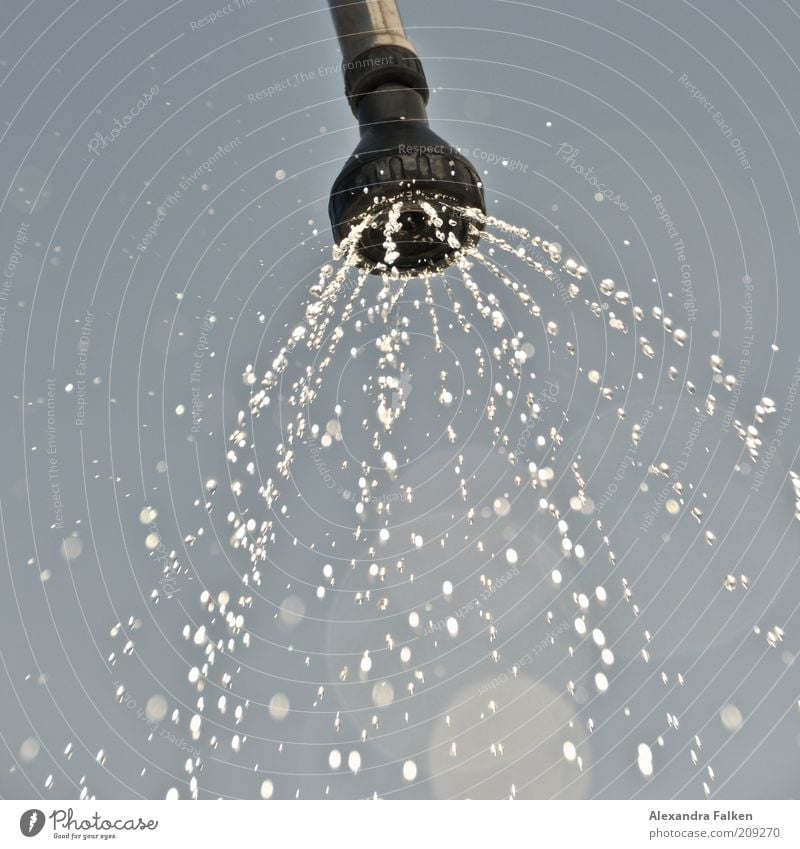 Leere deinen Geist. Werde formlos, gestaltlos - wie Wasser. Himmel Wolkenloser Himmel kalt Dusche (Installation) Erfrischung Kühlung Sommer Wärme