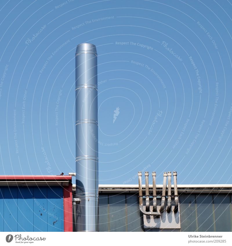 Kaminrohre am Hafenschuppen Luft Himmel Hütte Metall blau Belüftung Holzhütte Anstrich Ofenrohr Abluft himmelwärts glänzend Röhren Dach Farbfoto Schornstein