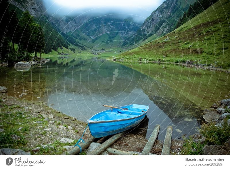 einsamer Bergsee II Sinnesorgane Erholung ruhig Sommerurlaub Berge u. Gebirge Natur Wolken Sträucher Hügel genießen Kraft Reflexion & Spiegelung Wasserfahrzeug