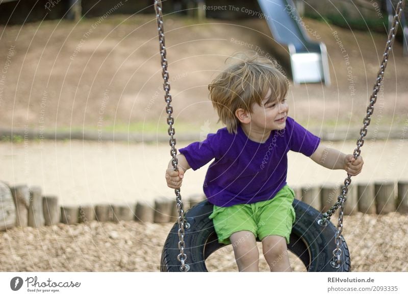 Sommer 2017 - schaukeln Freizeit & Hobby Mensch Kind Kleinkind Junge 1-3 Jahre Spielplatz T-Shirt Schaukel Bewegung Lächeln Spielen authentisch Fröhlichkeit