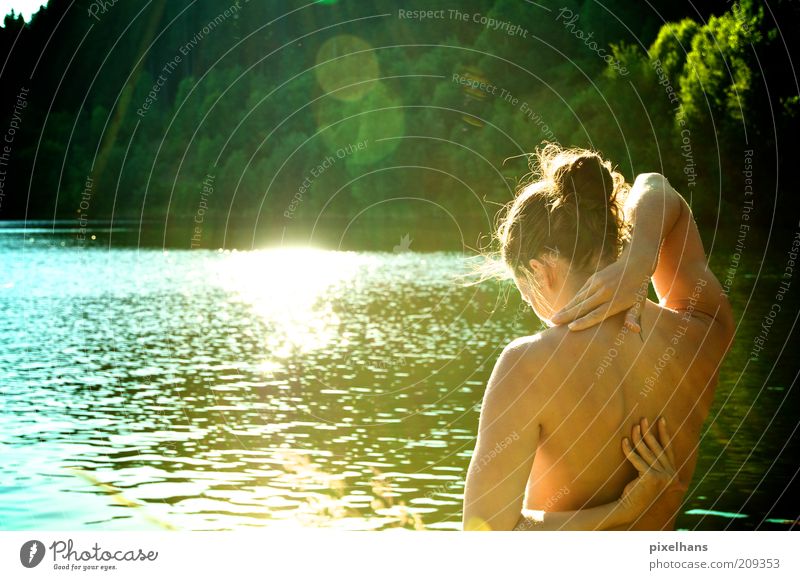 Sonnenwasser .. Wohlgefühl Schwimmen & Baden Ausflug Sommer Sonnenbad Mensch feminin Junge Frau Jugendliche Erwachsene Leben Körper 1 18-30 Jahre Natur Wasser