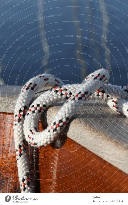 Achterleine Segelboot Seil Wasser Sommer Schönes Wetter Sportboot Jacht Holz blau braun weiß Sicherheit ruhig Freizeit & Hobby maritim Sonnenlicht Reling