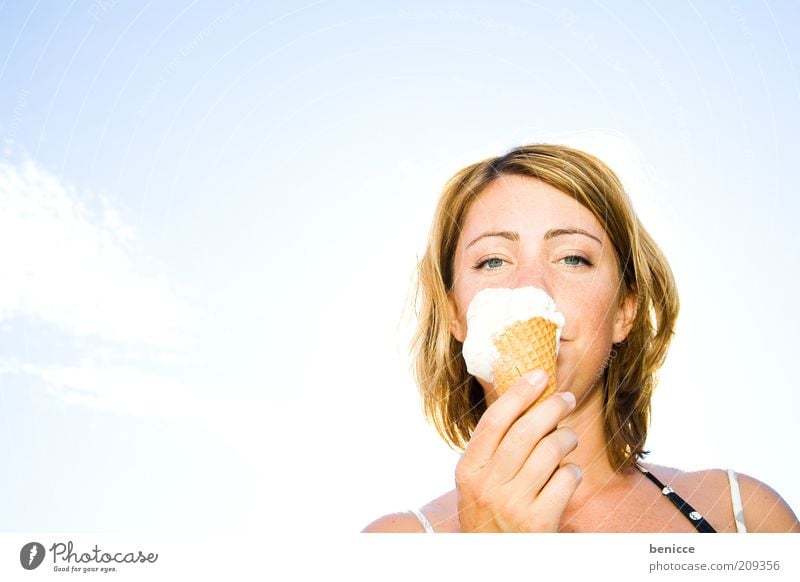 guck was ich da hab Frau Mensch Eis Speiseeis Sommer Vanille Vanilleeis lutschen Ernährung Essen Porträt Himmel lecker Eiswaffel Süßwaren kühlen Gegenlicht