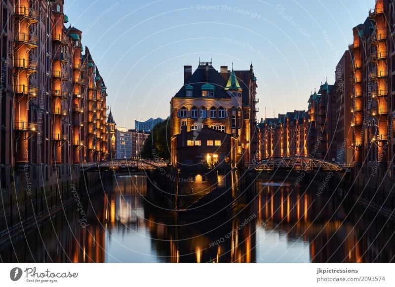 Wasserschloss Hamburg - Speicherstadt bei Abenddämmerung Ferien & Urlaub & Reisen Ausflug Sightseeing Städtereise Architektur Wolkenloser Himmel Sonnenlicht