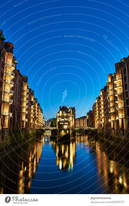 Wasserschloss Speicherstadt Hamburg in der Nacht Nachthimmel Hafenstadt Altstadt Skyline Sehenswürdigkeit dunkel Stimmung Farbfoto Außenaufnahme Menschenleer