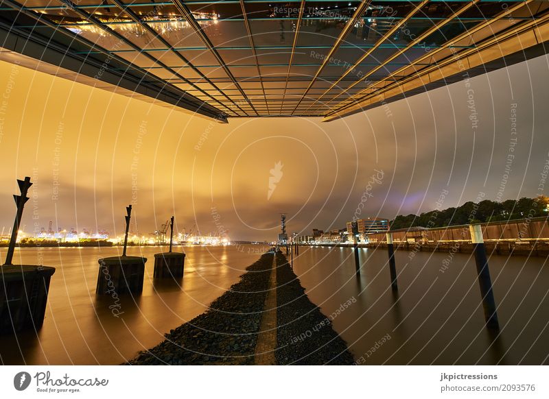 Dockland Hamburg bei Nacht bewölkt Hafenstadt Hochhaus Gebäude Architektur Fenster Dach Sehenswürdigkeit Schifffahrt ästhetisch Symmetrie Tourismus dockland