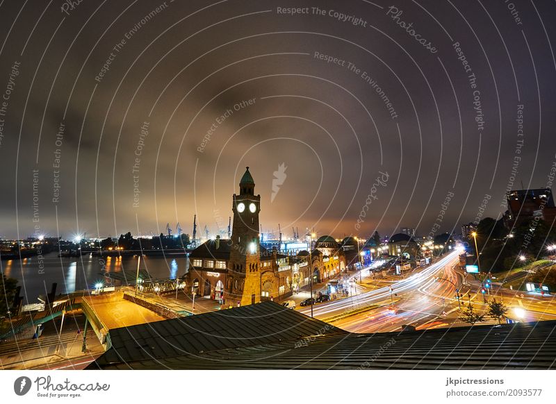 Landungsbrücken Hamburg bei Nacht Hafen Schifffahrt Wasserfahrzeug PKW Langzeitbelichtung Wolken Uhr Licht Weitwinkel Brücke Himmel Schatten Tourismus Skyline