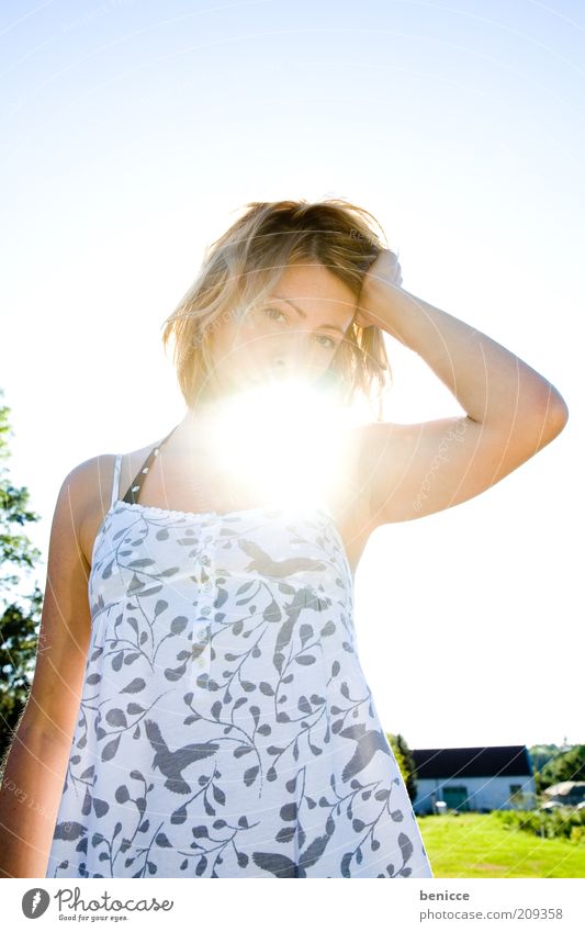 weißes Loch Frau Mensch lachen Lächeln Freude Sommer Porträt anlächeln schön Jugendliche sympathisch attraktiv Blick in die Kamera blond Kleid Strahlung