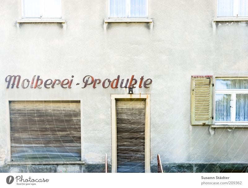 Hast du eine Mutter, dann hast du immer Butter Milcherzeugnisse Dorf Altstadt Haus Gebäude Mauer Wand Fassade Molkerei Ladengeschäft Rollladen Fensterladen