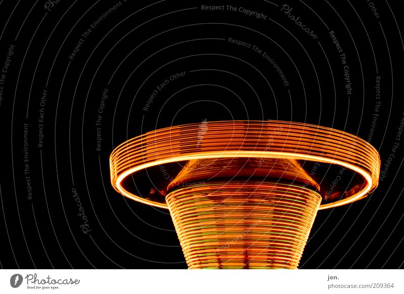 Feuerkreisel Stil Jahrmarkt mehrfarbig gold Design Kettenkarussell Farbfoto Außenaufnahme Menschenleer Nacht Kontrast Kreisel Langzeitbelichtung Freisteller