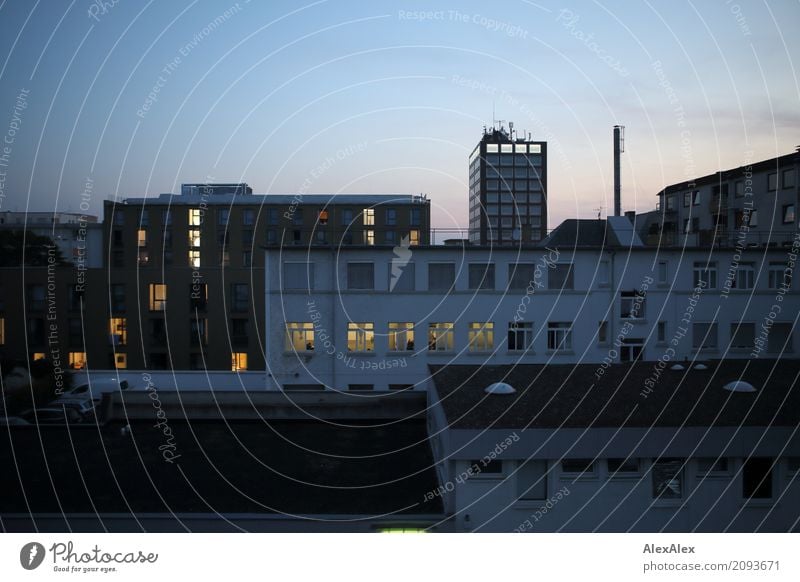 Darmstädter Innenhof in der Dämmerung Wohnung Büro Feierabend Landschaft Sonnenaufgang Sonnenuntergang Schönes Wetter Stadt Hinterhof Skyline Hochhaus