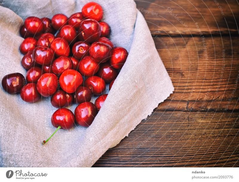 Reife rote Kirsche Frucht Dessert Vegetarische Ernährung Sommer Garten Tisch Natur Holz frisch natürlich oben retro saftig gelb Hintergrund Beeren Lebensmittel