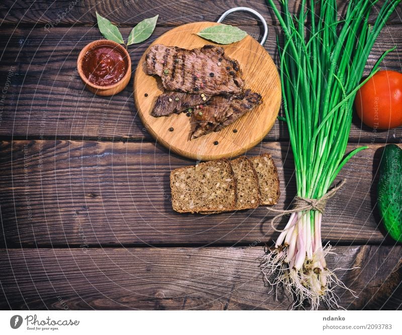 Gebratenes Kalbfleisch mit Gewürzen gegrillt Fleisch Gemüse Brot Kräuter & Gewürze Ernährung Mittagessen Abendessen Tisch Küche Holz frisch oben saftig grün