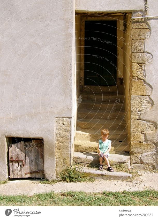 Toscanakind. Sommer Sonne Kind Mensch maskulin 1 3-8 Jahre Kindheit Schönes Wetter Wärme Gras Haus Mauer Wand Treppe Fassade Tür sitzen Farbfoto Außenaufnahme