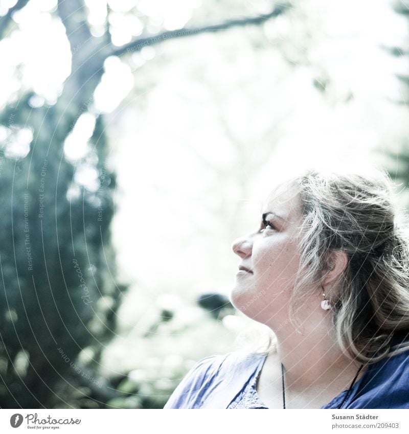 himmlisch Frau Erwachsene Kopf hören Optimismus Gelassenheit Glück Hoffnung blond dick langhaarig blau Blick Ohrringe Farbfoto Licht Schatten Sonnenlicht