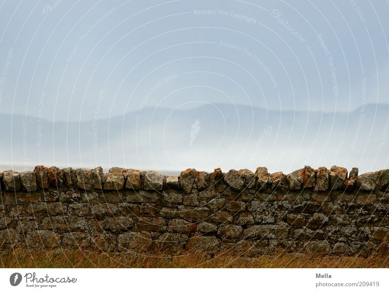 Warten auf die Geister, die ich rief Umwelt Natur Landschaft Urelemente Luft Himmel Klima Nebel Hügel Berge u. Gebirge Mauer Wand Stein Rauch natürlich blau