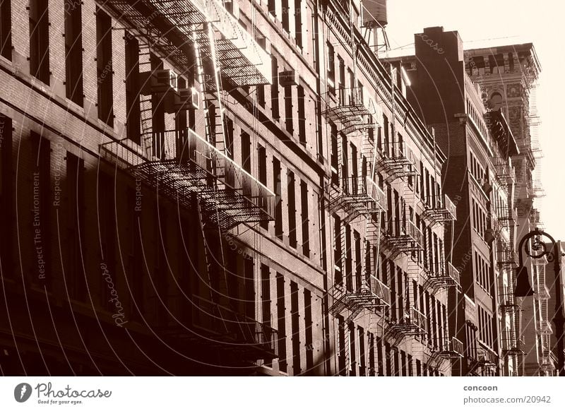 South of Houston (SoHo) Soho New York City Feuerleiter Nordamerika USA Cast-iron Jahrhundertwende alte Häuser Sonne Sepia