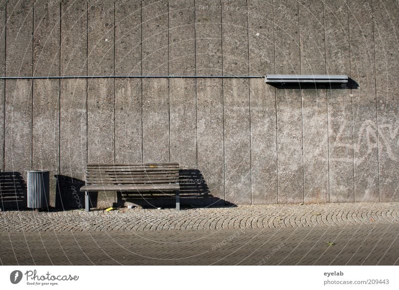 Schattierungen in grau Stadt Haus Platz Bauwerk Gebäude Architektur Mauer Wand Fassade Graffiti alt groß hässlich trist ästhetisch Einsamkeit modern Ordnung