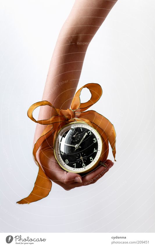 Wertvoll Leben Mensch Arme Hand Genauigkeit Idee Kreativität Zeit Wecker Uhr festhalten privat Geschenk Geschenkband Farbfoto Studioaufnahme Nahaufnahme