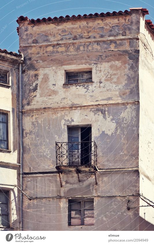 Romeo & Julia Orgosolo Sardinien Kleinstadt Altstadt Gebäude Fassade Balkon Sehenswürdigkeit Romeo und Julia Balkonszene Theaterschauspiel Bühnenbild alt