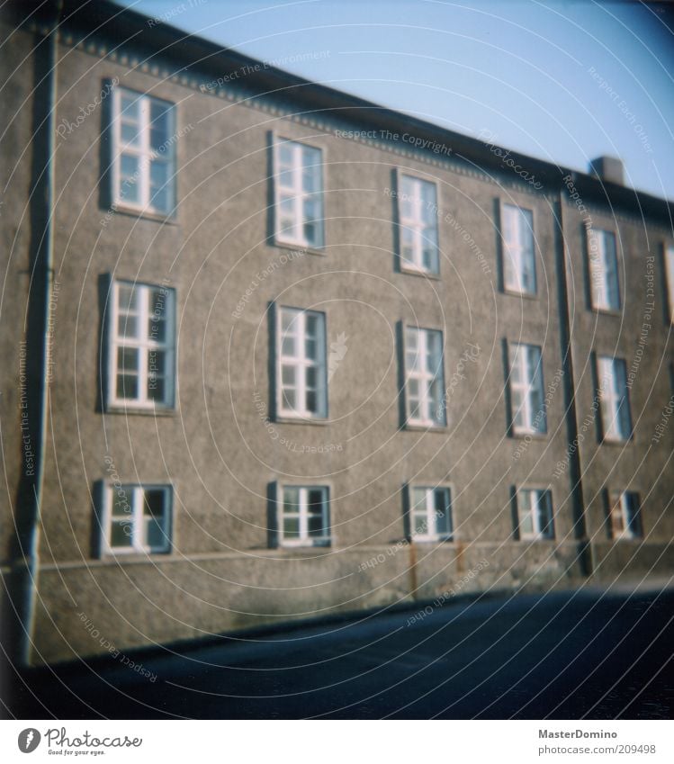 79 Menschenleer Haus Mauer Wand Fassade Fenster Dach Dachrinne grau Farbfoto Außenaufnahme Lomografie Holga Textfreiraum oben Textfreiraum unten Tag Licht