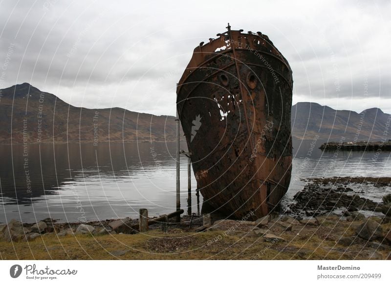 Djúpavík Freiheit Umwelt Natur Landschaft Wasser Himmel Wolken schlechtes Wetter Berge u. Gebirge Küste Seeufer Bucht Fjord Schifffahrt Fischerboot Metall Rost