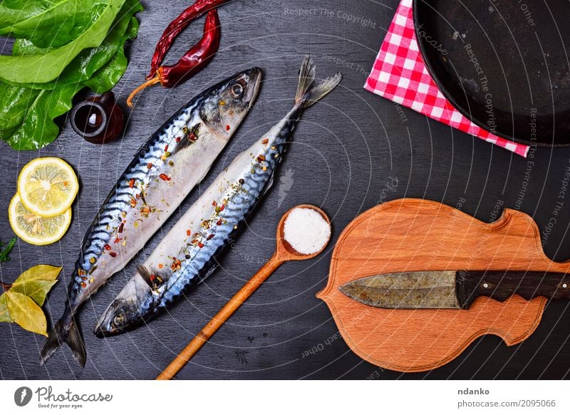 Frischer Makrelenfisch mit Gewürz Meeresfrüchte Kräuter & Gewürze Ernährung Mittagessen Abendessen Diät Pfanne Löffel Tisch Restaurant Gastronomie Natur Tier