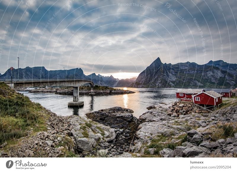 sunset in hamnöy Landschaft Wolken Sommer Felsen Berge u. Gebirge Gipfel Fjord Meer Hütte blau grau rot Brücke Lofoten Hamnöy Skandinavien Fischerhütte Rorbuer