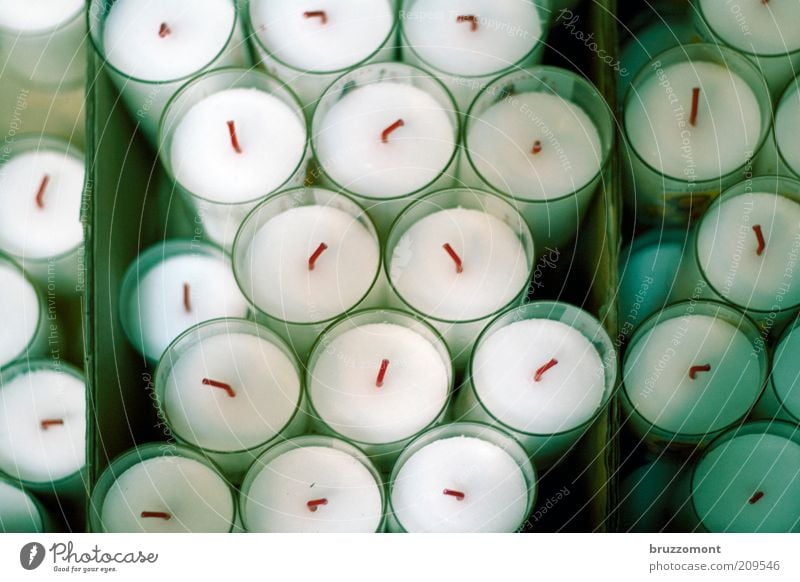 Talgträume Dekoration & Verzierung rund grün Kerze Kerzendocht Kerzenaltar Hoffnung Farbfoto Innenaufnahme Menschenleer viele Verpackung Teelicht verpackt