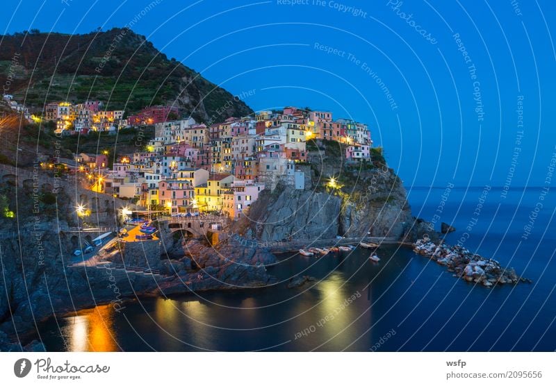 Manarola bei nacht Cinque Terre Ligurien Italien Meer Landschaft Küste Dorf Altstadt Architektur historisch la spezia Beleuchtung reisen panorama Europa