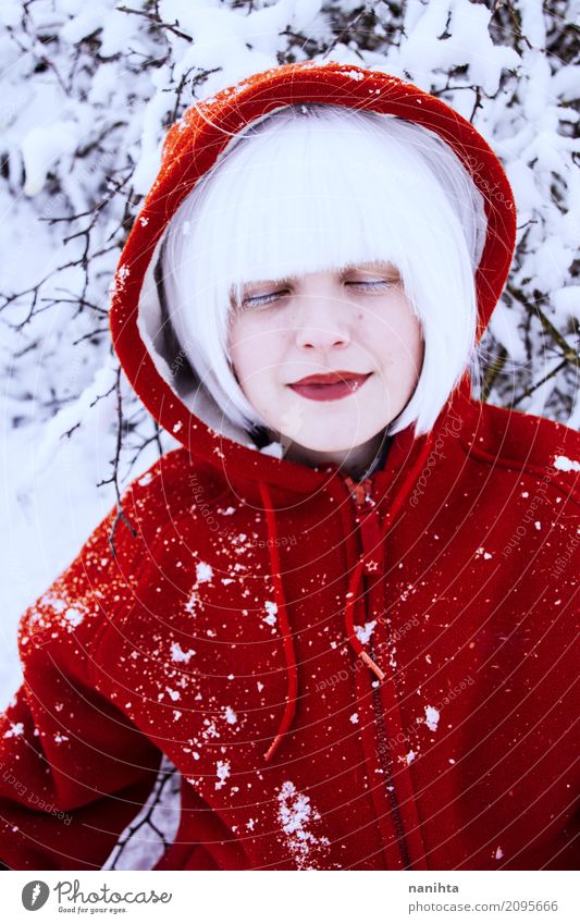 Junge Frau, die Schnee im Winter genießt Lifestyle Freude Wellness Leben Ferien & Urlaub & Reisen Abenteuer Freiheit Winterurlaub Mensch feminin Jugendliche 1