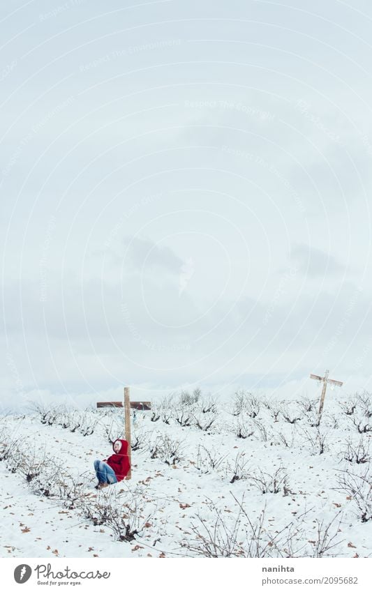 Junge Person allein in einem schneebedeckten Friedhof Mensch feminin Junge Frau Jugendliche 1 18-30 Jahre Erwachsene Umwelt Natur Landschaft Himmel