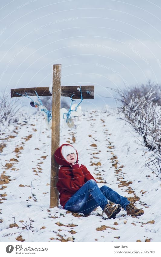 Junge Frau in der Nähe eines Kreuzes an einem Wintertag Stil Design Mensch feminin Jugendliche 1 18-30 Jahre Erwachsene Umwelt Natur Pflanze Klima Wetter