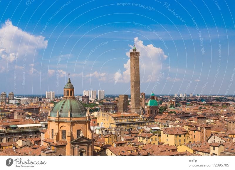 Panorama von Bologna Emilia Romagna Italien Tourismus Stadt Turm Architektur Dach Sehenswürdigkeit historisch panorama zwei Garisenda asinelli Kuppeldach