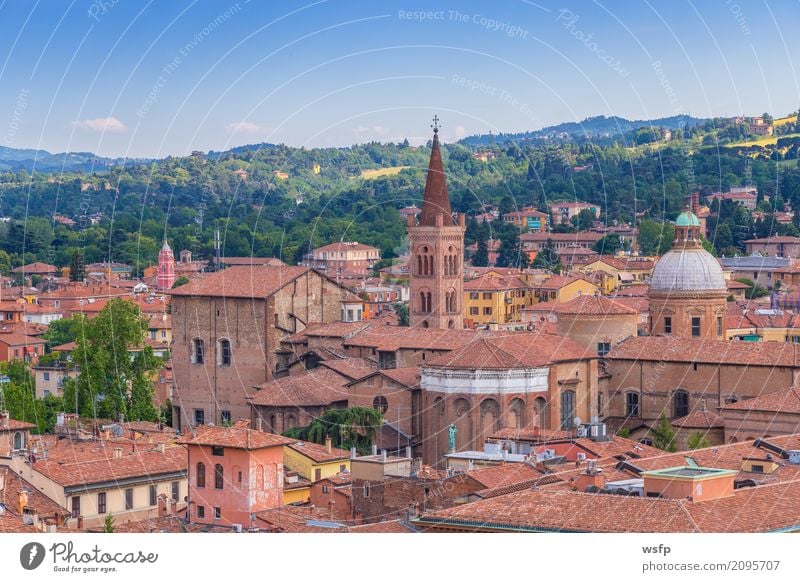 Panorama von Bologna Emilia Romagna Italien Tourismus Stadt Architektur Dach Sehenswürdigkeit historisch panorama kirche Kuppeldach basilika norditalien reisen