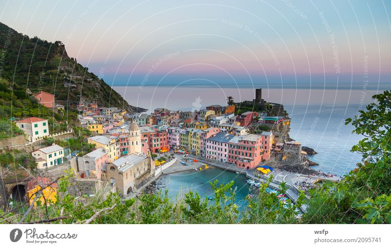 Vernazza bei Sonnenuntergang Cinque Terre Ligurien Italien Meer Landschaft Küste Dorf Altstadt Architektur historisch la spezia Beleuchtung reisen panorama