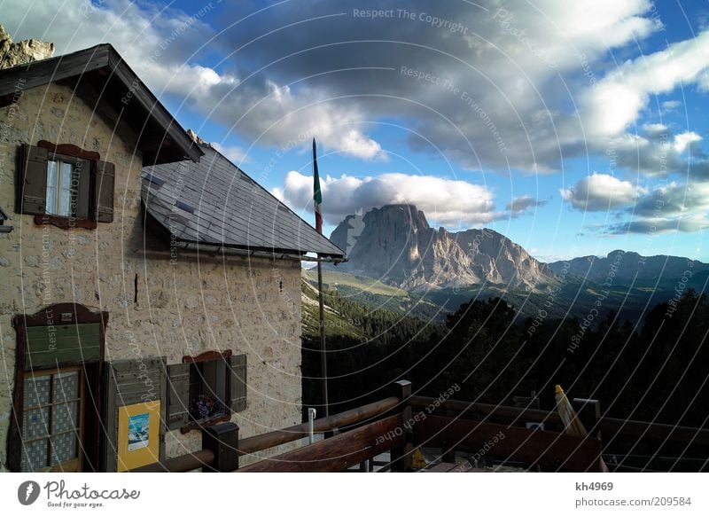 Regensburger Hütte und Langkofel Haus Natur Landschaft Wolken Sommer Schönes Wetter Felsen Alpen Berge u. Gebirge Gipfel Fassade Fenster Tür Dach Stein Erholung