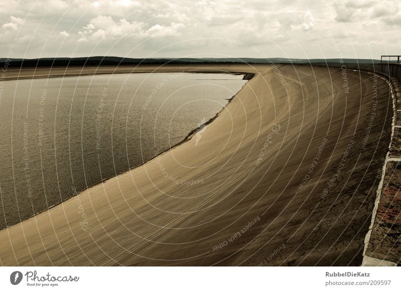 Kein Sandstrand Industrie Energiewirtschaft Wasserkraftwerk See Architektur Mauer Wand Stein Beton außergewöhnlich nass braun schwarz Wolken Wasserbecken