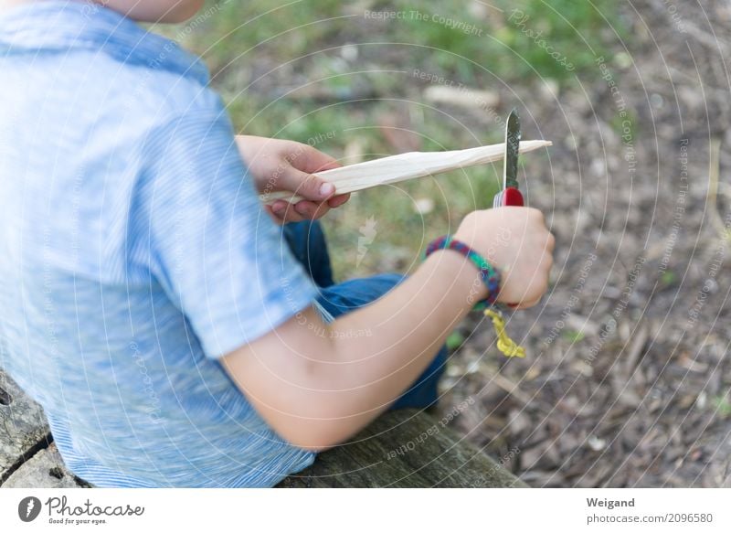 Ferienlager Ferien & Urlaub & Reisen Abenteuer Camping Sommer Sommerurlaub Kind Junge Kindheit Spielen Messer schnitzen Feuerstelle Zeltlager Kindergarten