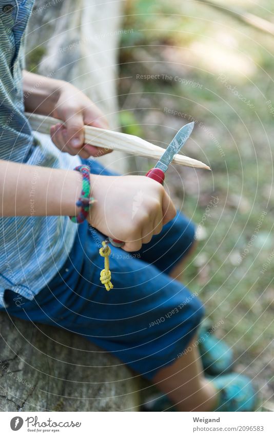 Ferienlager Freizeit & Hobby Spielen Basteln Modellbau Kinderspiel Junge 1 Mensch Holz lernen blau Kindheit Messer schnitzen Kindergarten