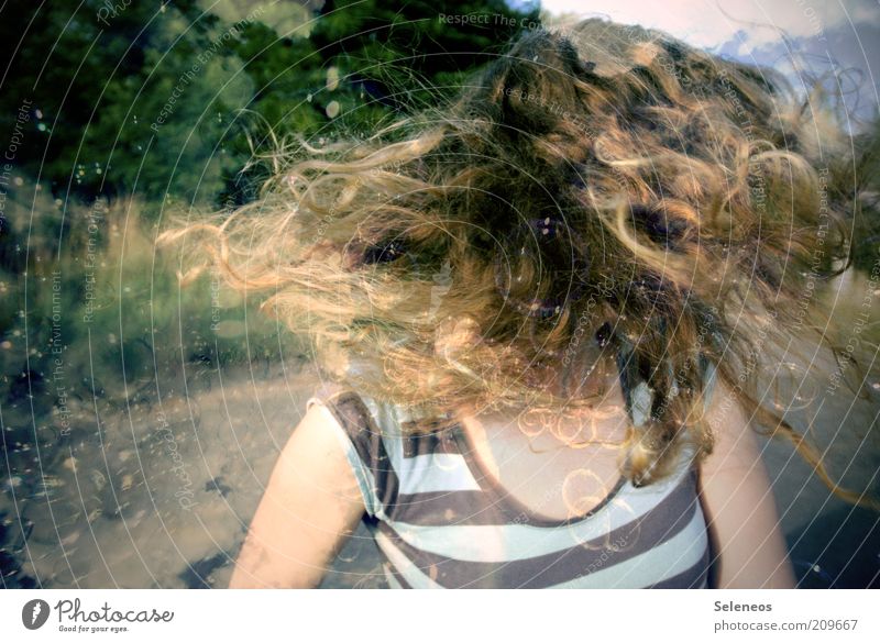 haarsträubend II Freizeit & Hobby Spielen Mensch feminin Haare & Frisuren Locken T-Shirt langhaarig Bewegung drehen fliegen Doppelbelichtung Himmel Farbfoto