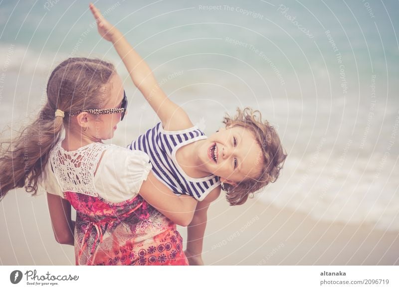 Schwester und Bruder spielen am Strand Lifestyle Freude Glück schön Erholung Freizeit & Hobby Spielen Ferien & Urlaub & Reisen Freiheit Sommer Sonne Meer Kind