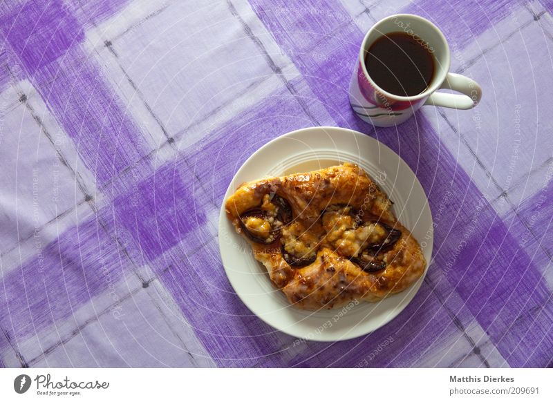 Hefeteilchen Croissant Kuchen Dessert Süßwaren Ernährung Kaffeetrinken Heißgetränk Tee Teller Tasse Duft genießen ästhetisch lecker saftig süß trashig violett