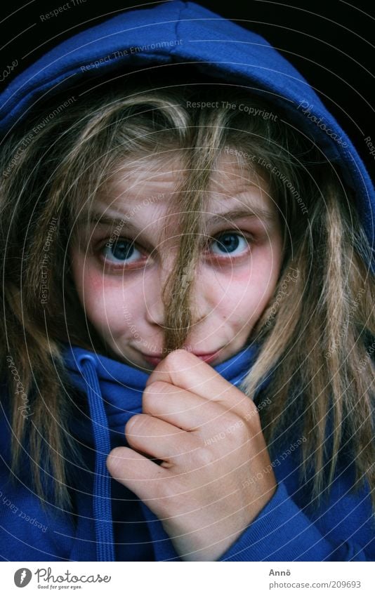 Dread-Head Haare & Frisuren Gesicht Kapuze Rastalocken Farbfoto Innenaufnahme Porträt Blick Blick in die Kamera Blick nach vorn Gesichtsausdruck Hand